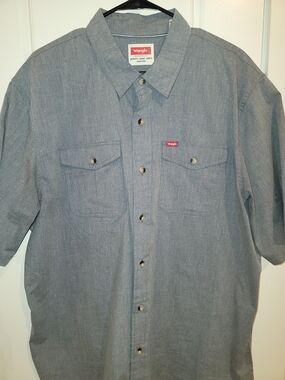 Wrangler Short-Sleeve Button-Down Shirt in Light Blue